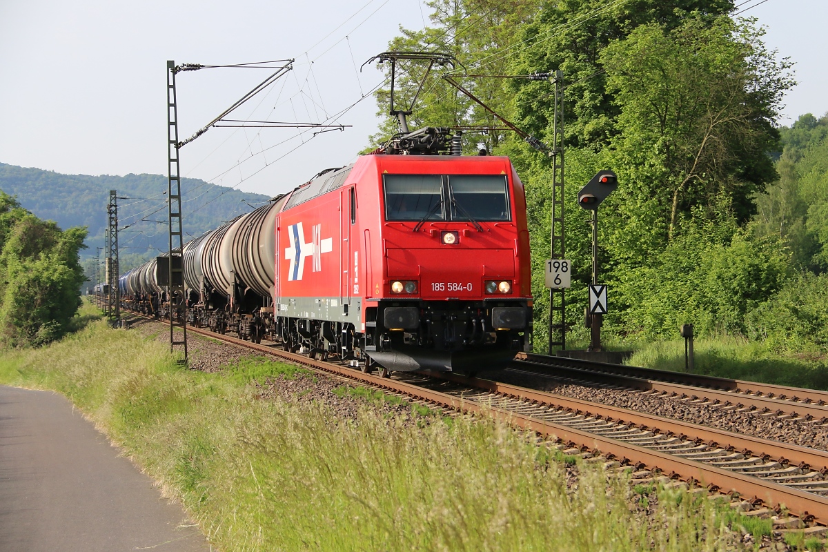 185 584-0 der HGK war am 22.05.2014 mit einem Kesselwagenzug in Richtung Norden auf der KBS 613 unterwegs. Aufgenommen zwischen Wehretal-Reichensachsen und Eschwege West.