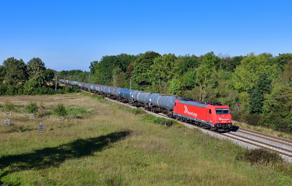 185 584 mit einem Kesselzug am 24.09.2021 bei Feldmoching.