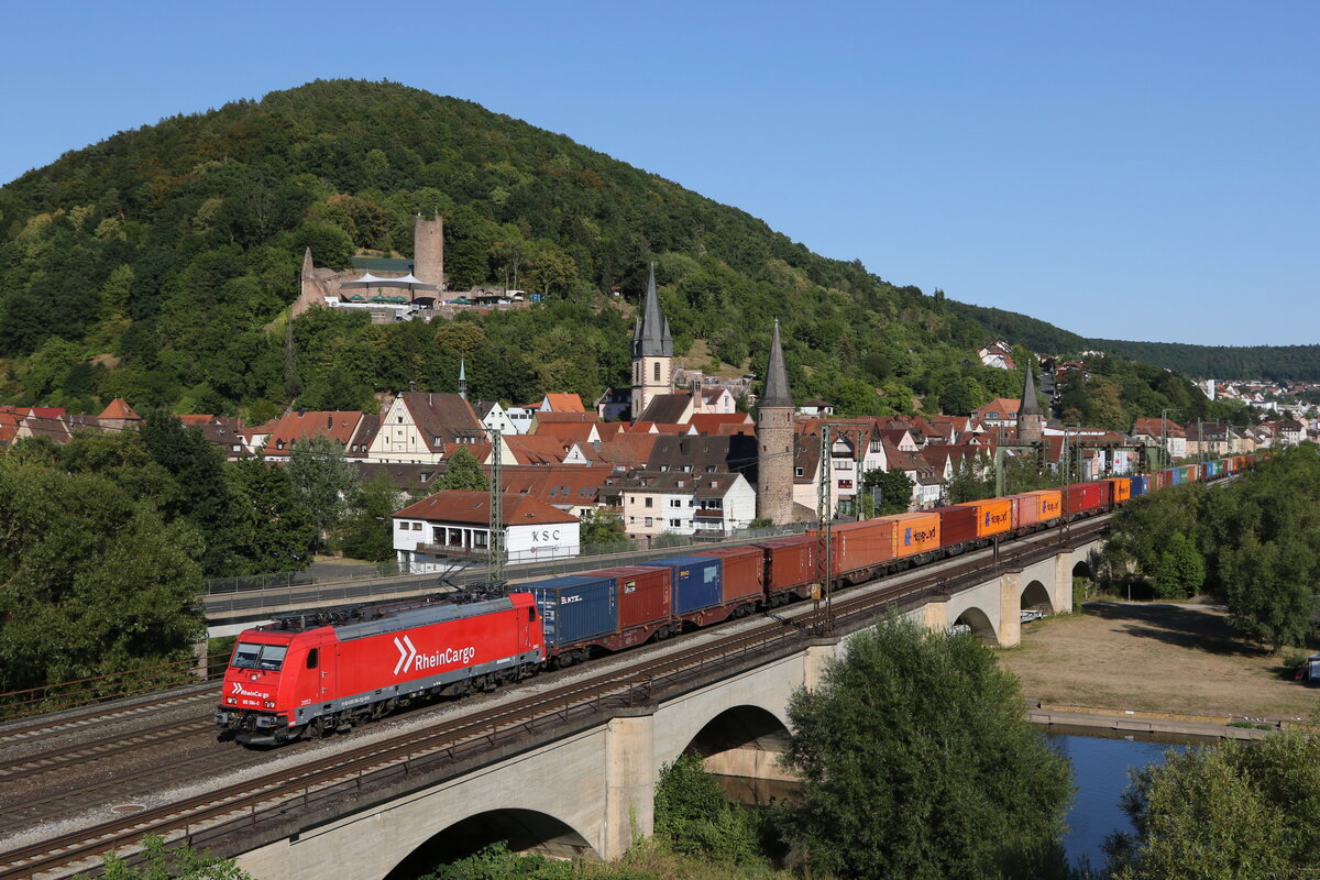 185 584 von  RHEIN-Cargo  mit einem Containerzug am 8. August 2022 in Gemünden am Main.
