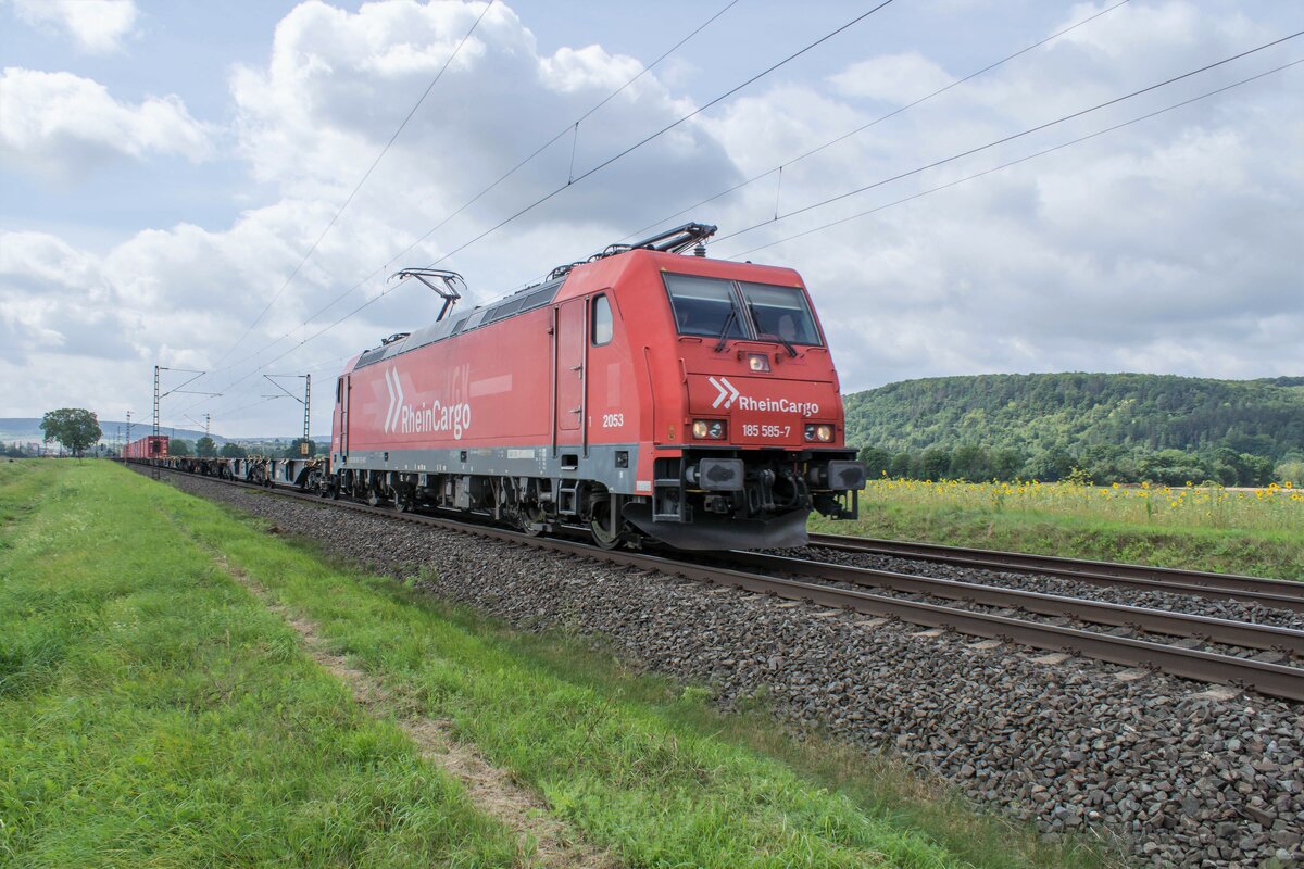 185 585-7 ist am 17.08.2021 bei Himmelstadt mit einen Containerzug unterwegs.