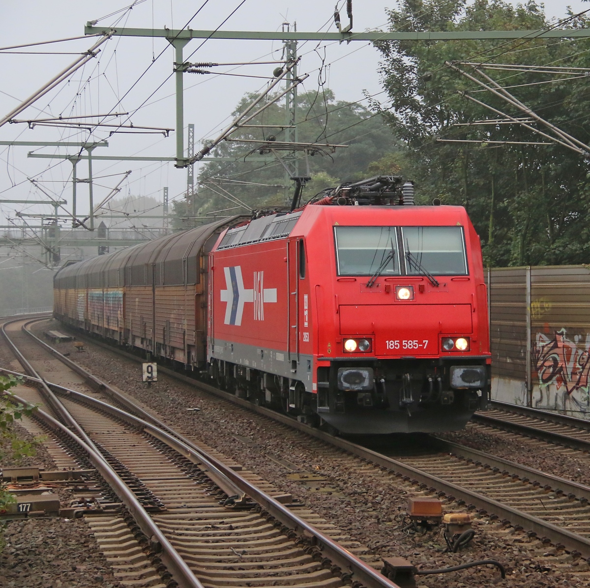 185 585-7 der HGK mit geschlossenen ARS-Autotransportwagen in Fahrtrichtung Seelze. Aufgenommen am 20.09.2014 in Hannover Linden-Fischerhof.