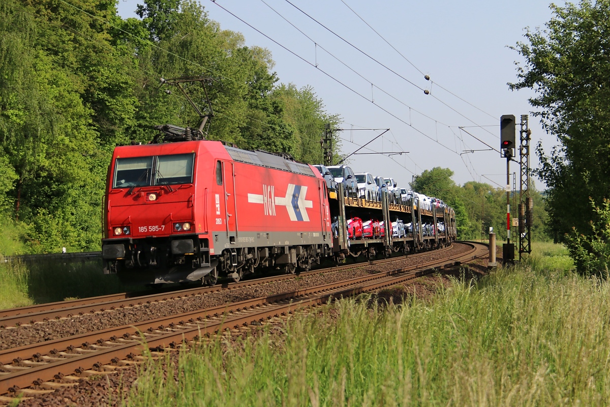 185 585-7 der HGK mit offenen ARS-Autotransportwagen in Fahrtrichtung Süden. Aufgenommen am 22.05.2014 zwischen Wehretal-Reichensachsen und Eschwege West.