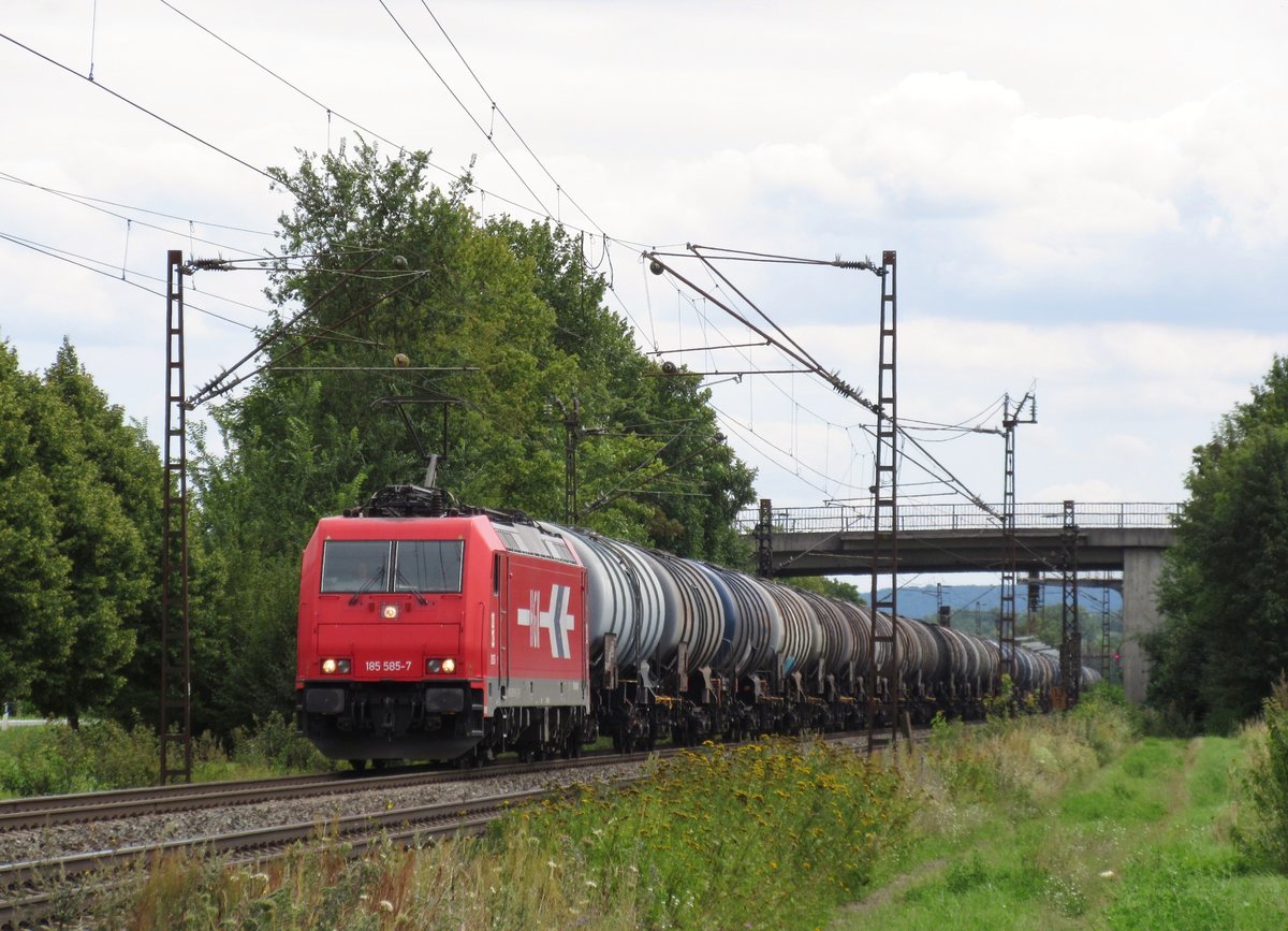 185 585-7 voN RheinCargo zieht am 11.August 2016 einen Kesselzug bei Thüngersheim in Richtung Würzburg.