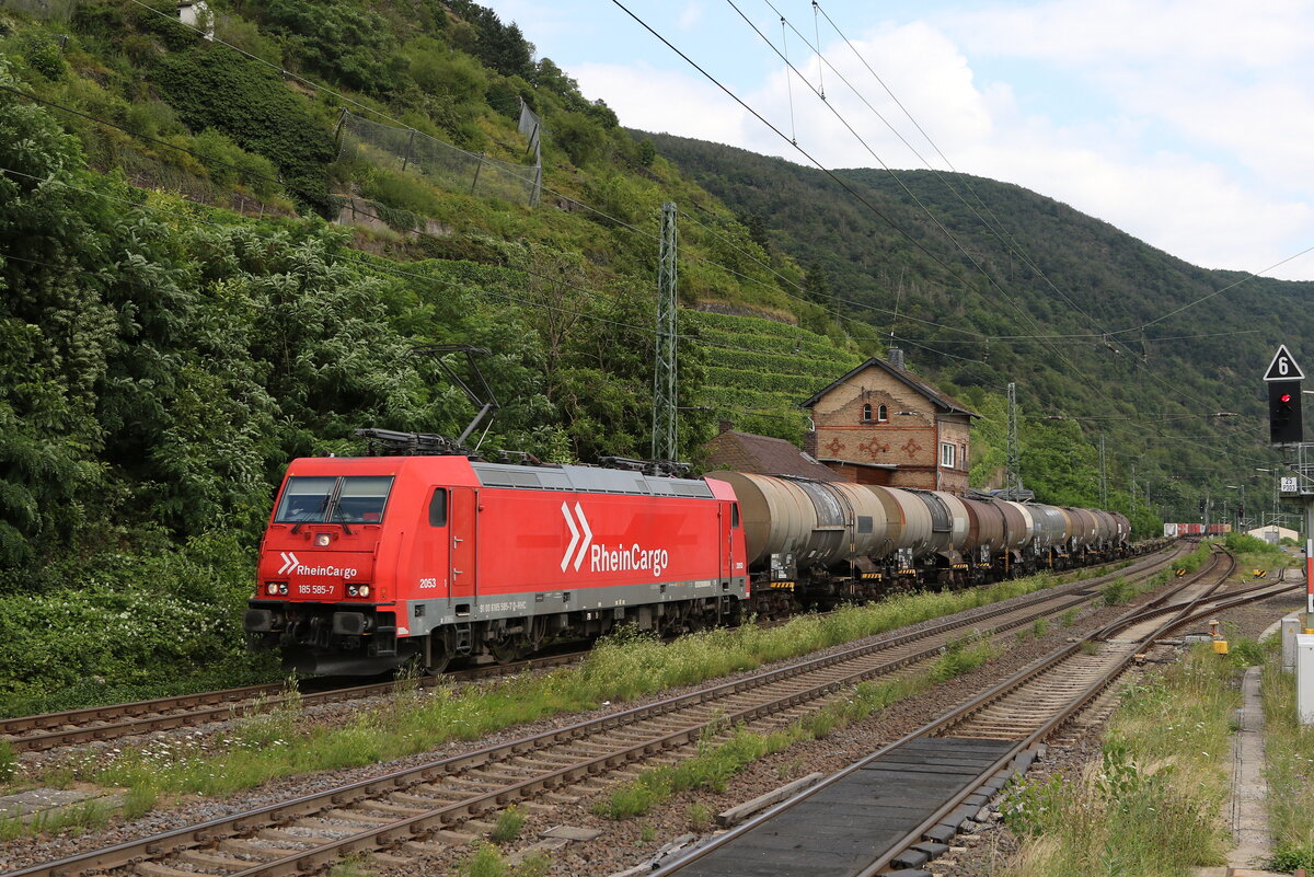 185 585 mit einem gemischten Güterzug am 22. Juli 2021 bei Kaub am Rhein.