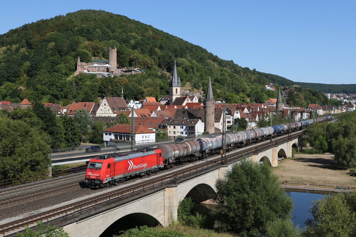 185 585 von  Rhein Cargo  mit einem Kesselwagenzug am 8. August 20222 in Gemünden am Main.