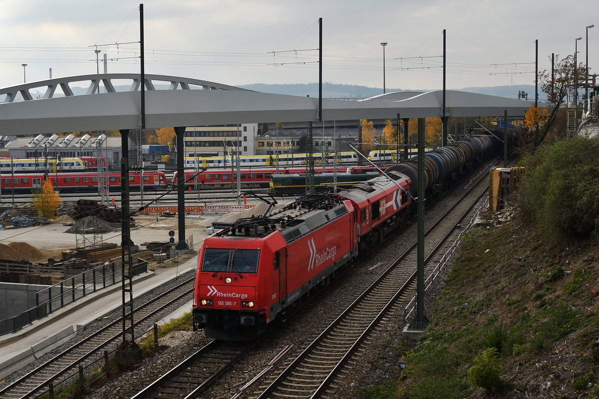 185 585 von RheinCargo zieht am 3. November 2018 einen Kesselwagenzug samt einer kalten Class 66 aus Ulm Rangierbahnhofins Filstal.