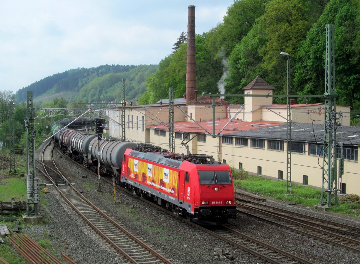 185 586-5  Heizprofi  der HGK zieht am 29. April 2014 einen Kesselwagenzug durch Kronach in Richtung Pressig.