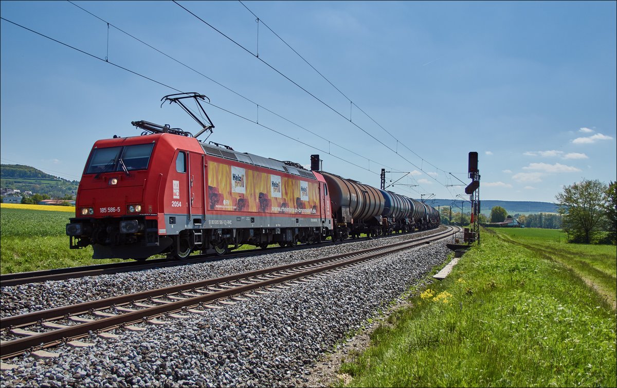 185 586-5 von HGK passiert mit einen Kesselzug am 10.05.2017 Retzbach-Zellingen.