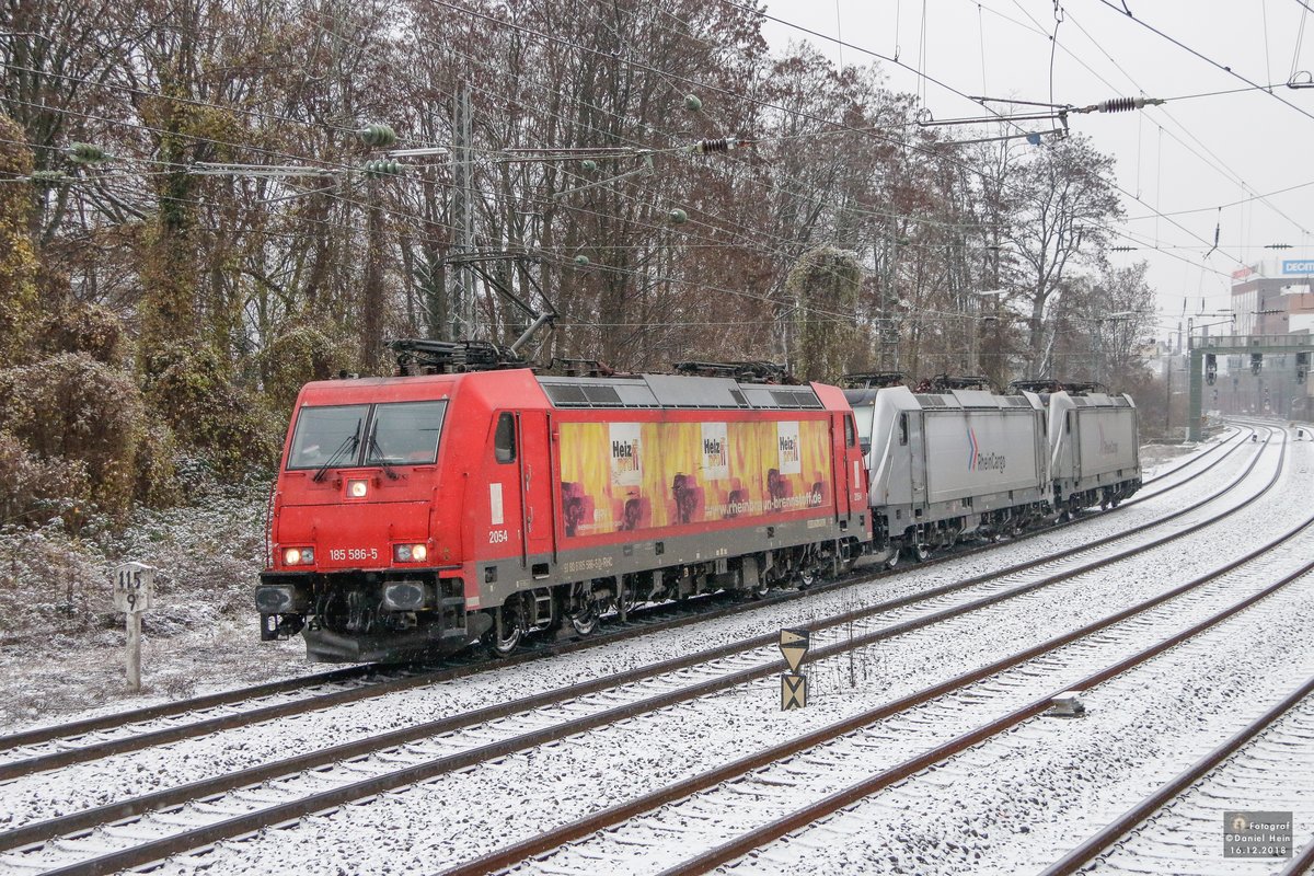 185 586-5 RheinCargo  Heizprofil  mit RheinCargo187 074 & 187 075 in Wuppertal, Dezember 2018.