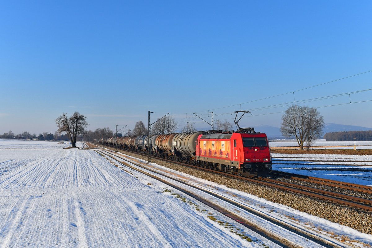 185 586 mit einem Kesselzug am 31.01.2019 bei Langenisarhofen. 