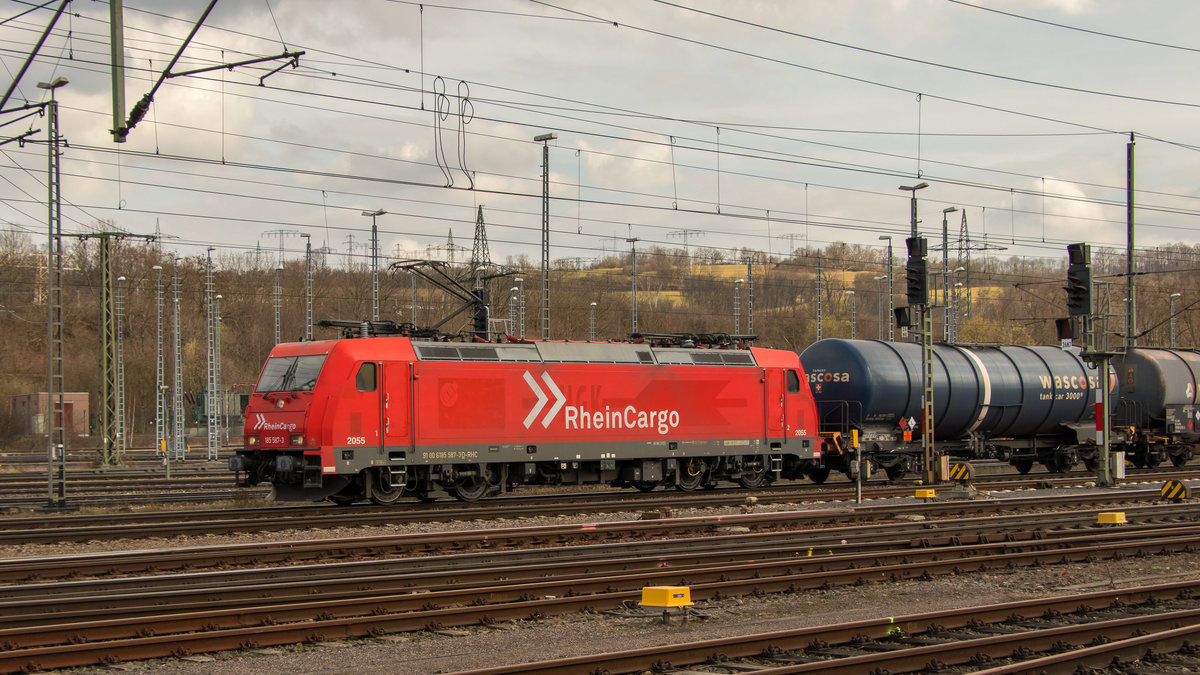 185 587-3 durchfährt mit einem Kesselzug den Bahnhof Saalfeld. So gesehen am 29. März 2018. An der Längsseite sieht man, wie schnell es in dem Geschäft gehen kann. 