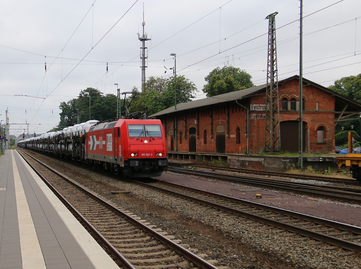 185 587-3 der HGK mit Autotransportwagen in Fahrtrichtung Norden. Aufgenommen in Eystrup am 22.07.2014.