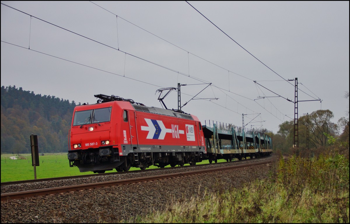 185 587-3 -HGK- ist mit einen leeren Autozug in Richtung Süden bei Hermannspiegel unterwegs.