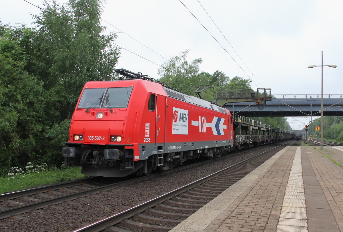 185 587-3 mit leeren ARS-Autotransportwagen in Fahrtrichtung Seelze. Aufgenommen am 30.05.2013 in Dedensen-G�mmer.