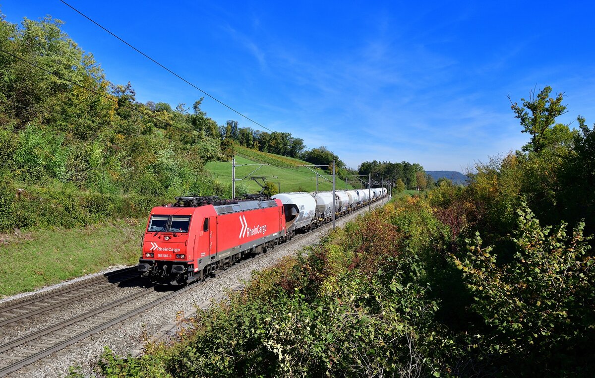 185 587 mit einem Güterzug am 05.10.2022 bei Schinznach Dorf.
