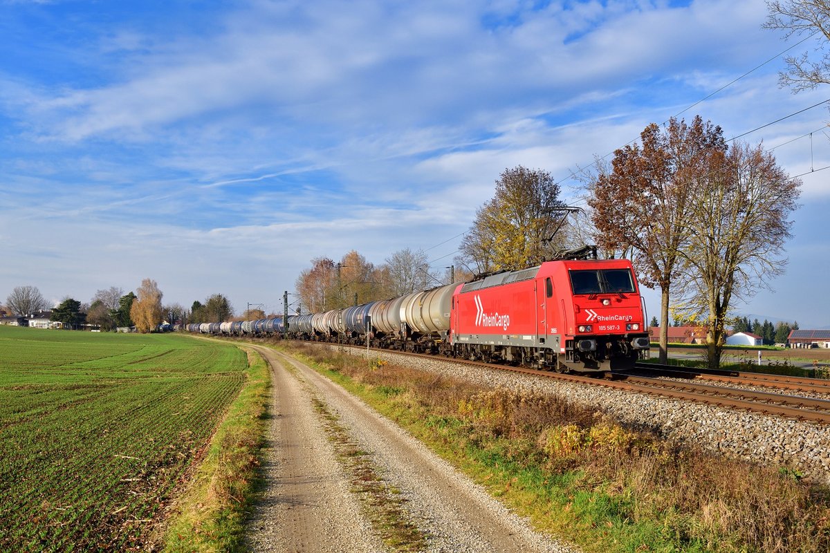 185 587 mit einem Kesselzug am 17.11.2019 bei Langenisarhofen.