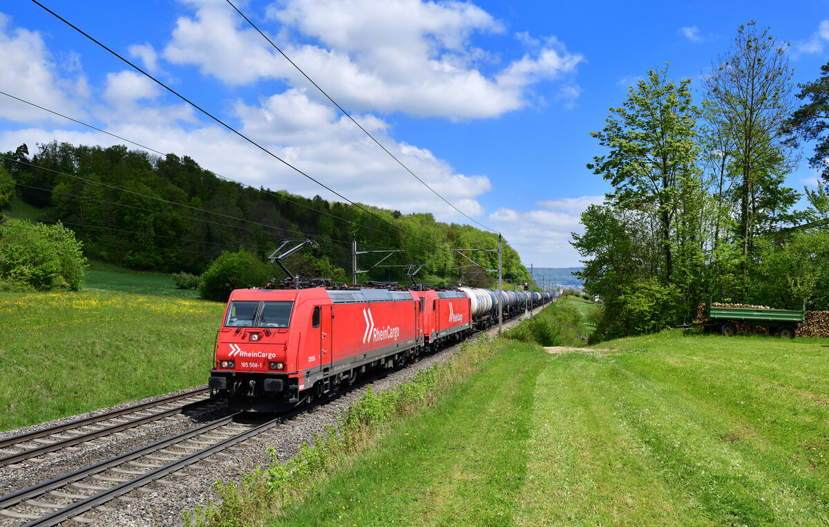 185 588 + 185 582 mit einem Kesselzug am 27.04.2022 bei Villnachern.
