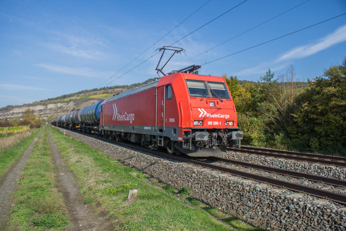 185 588-1 bei Thüngersheim am 12.10.2022 mit einem Kesselzug