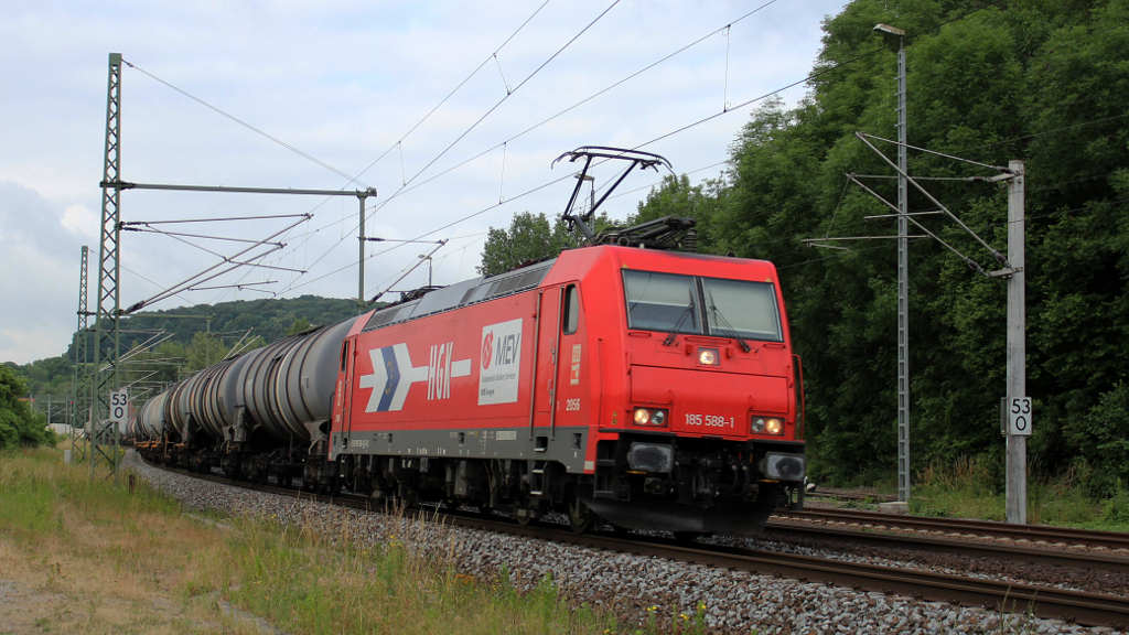185 588-1 der HGK ist am 19.06.14 mit einem Kesselwagenzug auf der Thüringer Bahn in Richtung Norden unterwegs und passiert hier gerade Bad Kösen.