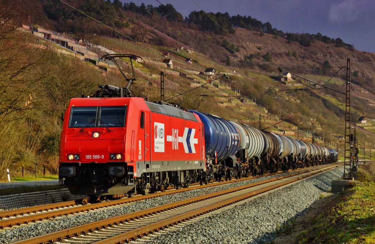185 589-9 von HGK ist am 09.12.15 bei Gambach mit einen Kesselzug zu sehen. 