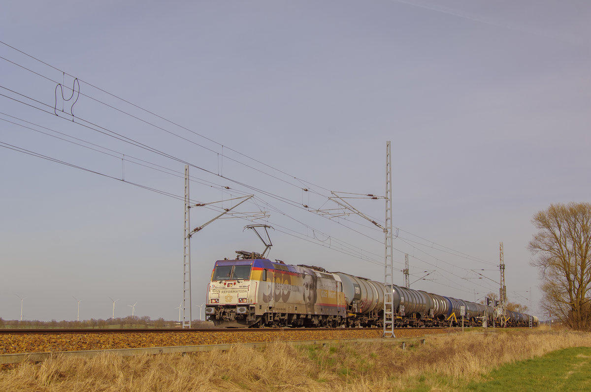 185 589-9 RheinCargo Martin Luther  mit einem Kesselzug von Stendell nach München.
Hier Langsamfahrstrecke zwischen Passow und Schönermark.
15/03/2020