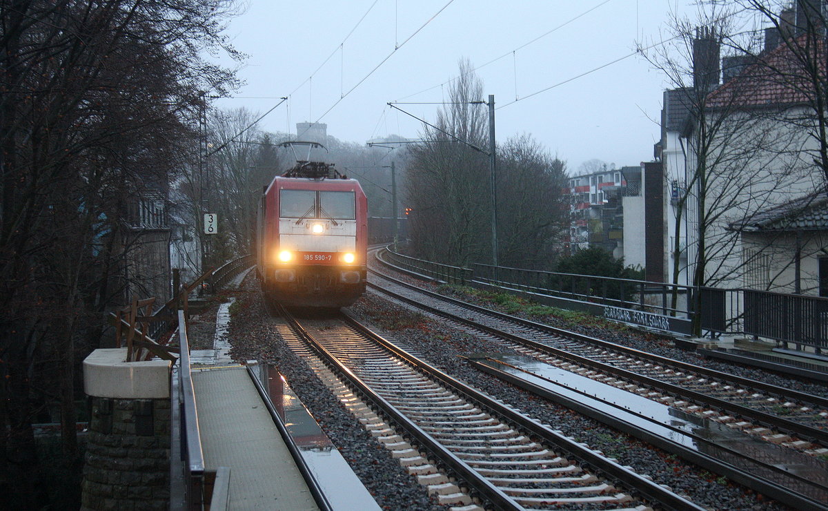 185 590-7 von Crossrail kommt aus Richtung Aachen-West mit einem  GTS-Containerzug aus  Zeebrugge-Ramskapelle(B) nach Piacenza(I) und fährt durch Aachen-Schanz in Richtung Aachen-Hbf,Aachen-Rothe-Erde,Stolberg-Hbf(Rheinland)Eschweiler-Hbf,Langerwehe,Düren,Merzenich,Buir,Horrem,Kerpen-Köln-Ehrenfeld,Köln-West,Köln-Süd. Aufgenommen vom Bahnsteig von Aachen-Schanz. 
Bei Regenwetter am Morgen vom 21.12.2017.