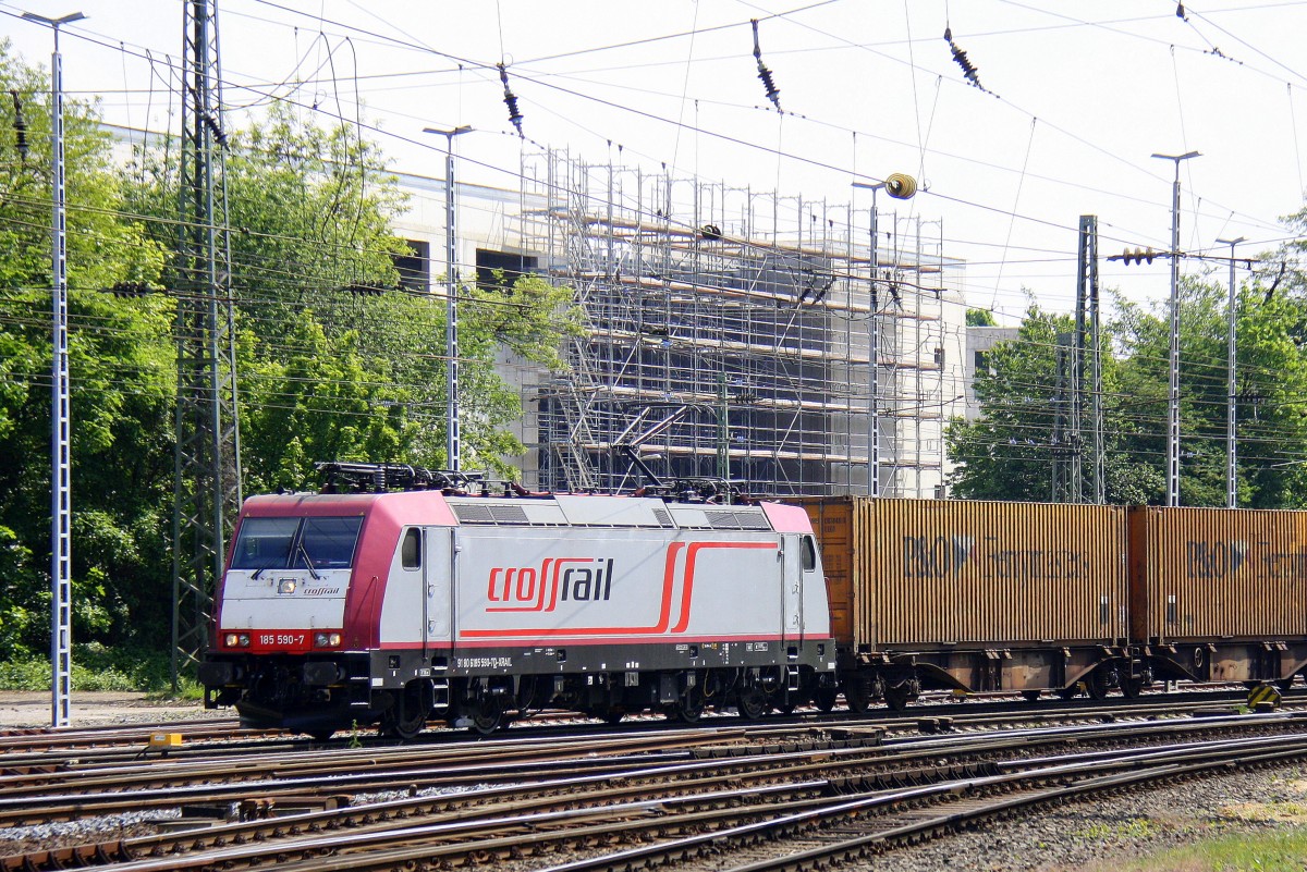 185 590-7 von Crossrail kommt aus Richtung Köln,Aachen-Hbf mit einem langen  P&O Ferrymasters Containerzug aus Gallarate(I) nach Zeebrugge(B) und fährt in Aachen-West ein.
Aufgenommen vom Bahnsteig in Aachen-West bei bei schönem Frühlingswetter am Mittag  vom 4.5.2014. 
