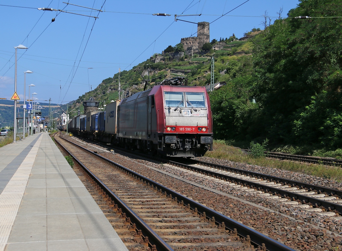 185 590-7 der Crossrail mit Containerzug in Fahrtrichtung Rüdesheim. Aufgenommen am 16.07.2015 in Kaub am Rhein.