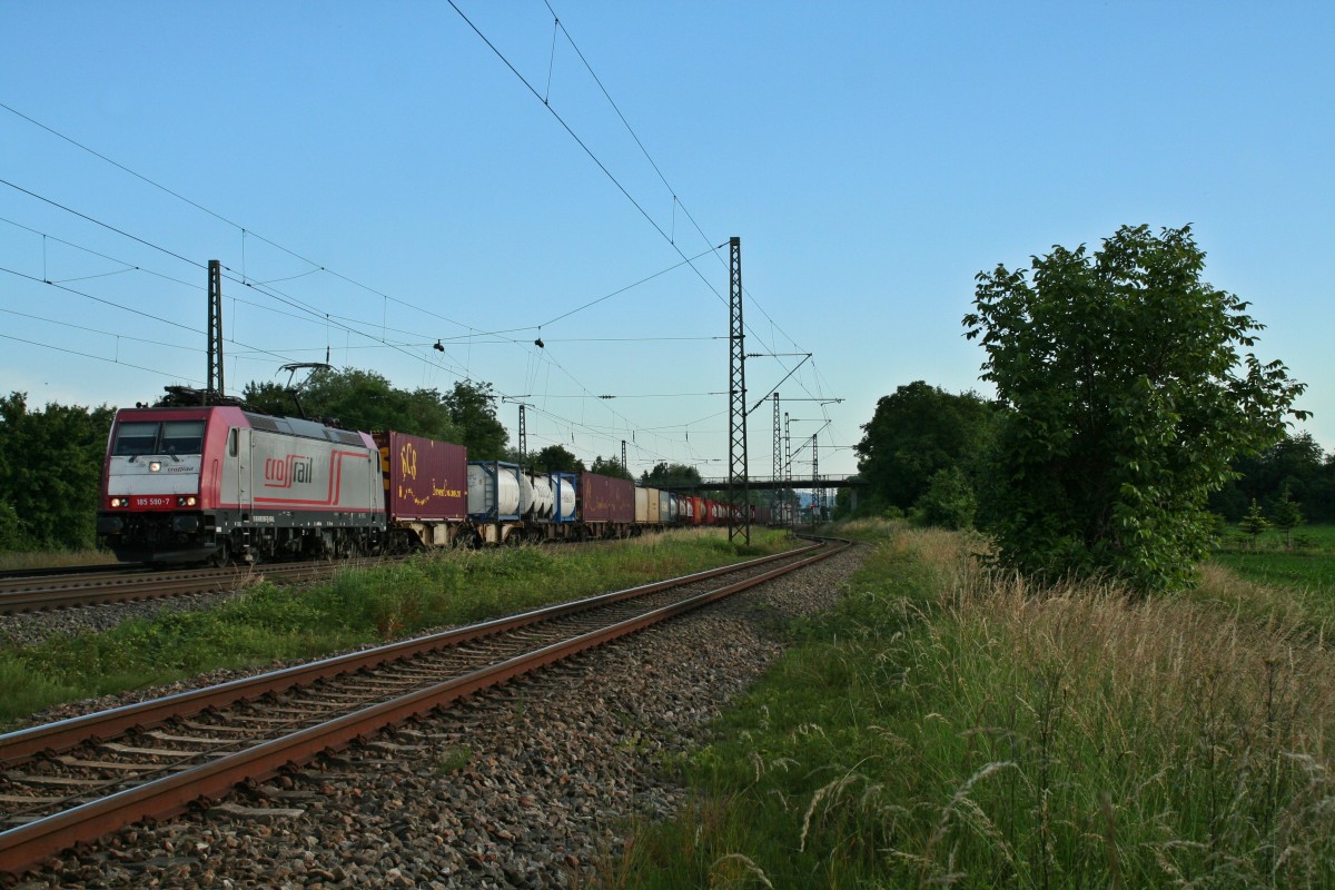 185 590-7 mit einem KLV-Zug in Richtung Norden am Abend des 06.06.14 im Bahnhof Orschweier.