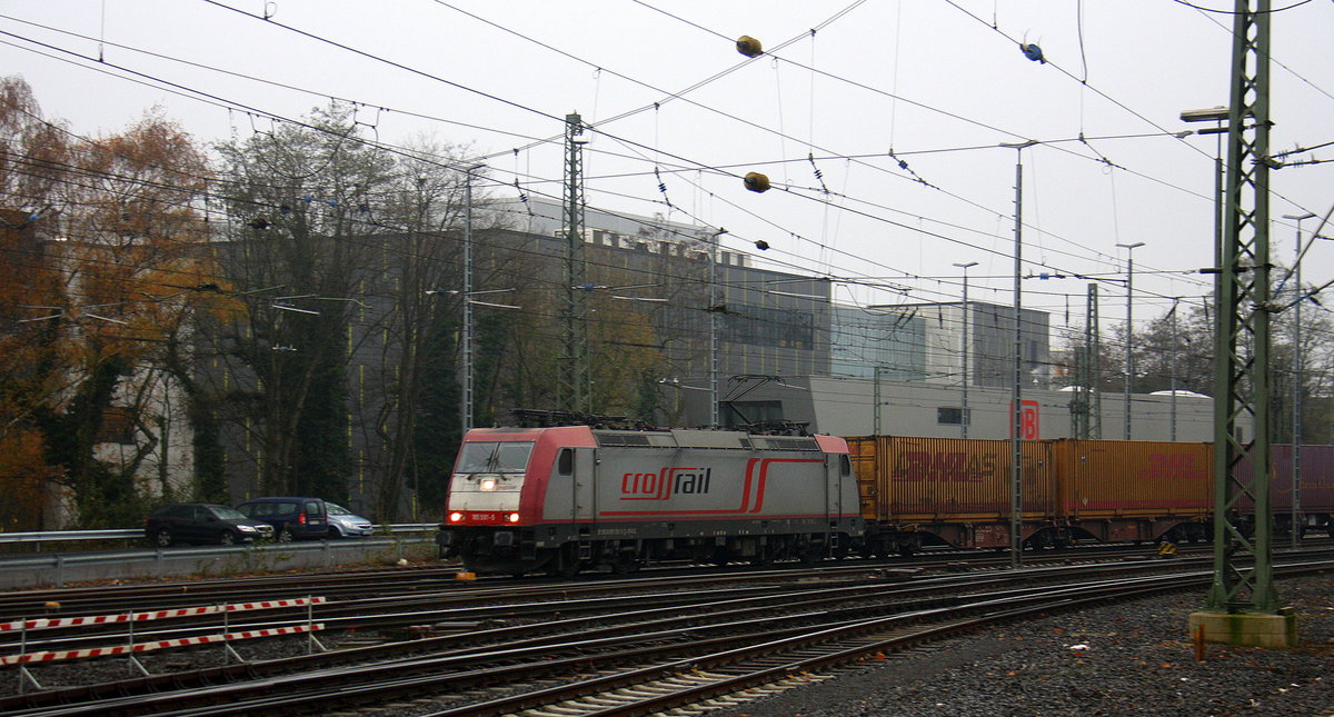 185 591-5 von Crossrail kommt aus Richtung Köln,Aachen-Hbf,Aachen-Schanz  mit einem Containerzug aus Gallarate(I) nach Zeebrugge(B)  und fährt in Aachen-West ein.
Aufgenommen vom Bahnsteig in Aachen-West. 
Bei Wolken am Kalten Nachmittag vom 1.12.2016.