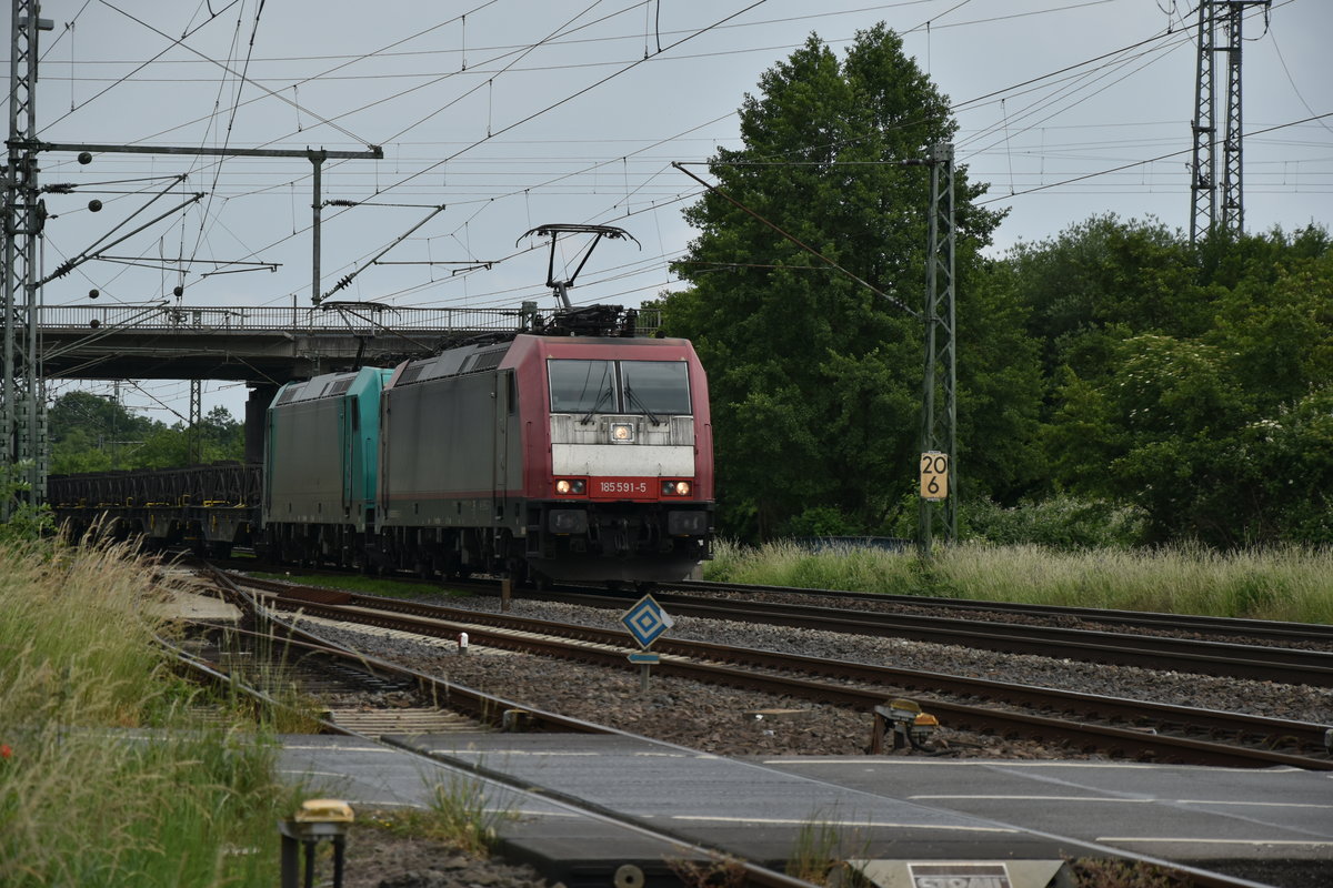 185 591-5 kommt mit einer Schwesterlok bei der Druchfahrt in Groß Gerau. 27.5.2018