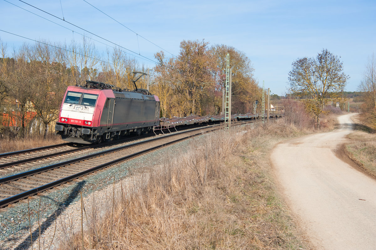 185 591 mit einem Flachwagenzug bei Oberhessbach Richtung Ansbach, 23.02.2019