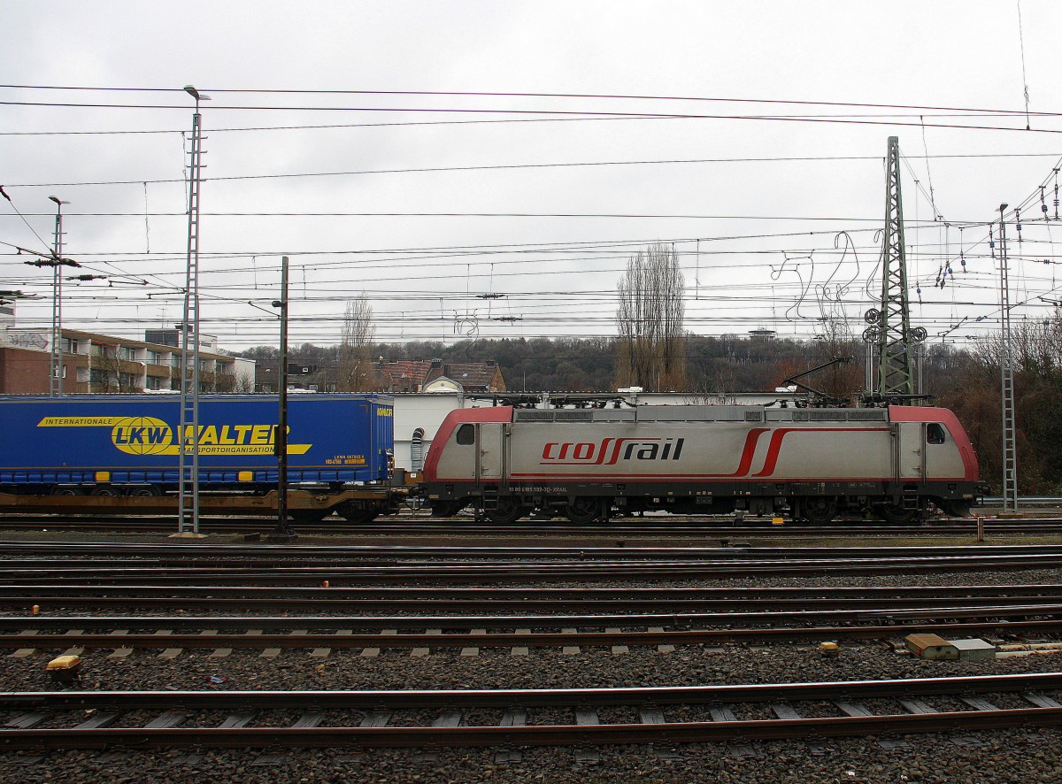 185 592-3 von Crossrail fährt mit einem LKW-Walter-Zug  aus  Genk-Goederen(B) nach  Novara(I) bei der Ausfahrt aus Aachen-West in Richtung Aachen-Schanz,Aachen-Hbf,Aachen-Rothe-Erde,Stolberg-Hbf(Rheinland)Eschweiler-Hbf,Langerwehe,Düren,Merzenich,Buir,Horrem,Kerpen-Köln-Ehrenfeld,Köln-West,Köln-Süd. Aufgenommen vom Bahnsteig in Aachen-West.
Bei Nieselregen am Mittag vom 20.2.2016.