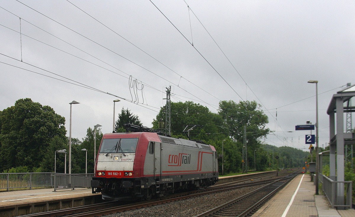 185 592-3 von Crossrail kommt aus Richtung Aachen-West,Laurensberg,Richterich und fährt durch Kohlscheid und fährt als Lokzug aus Aachen-West nach Krefeld-Hbf  und fährt in Richtung Herzogenrath.
Bei Regenwetter am Nachmittag vom 13.7.2015.