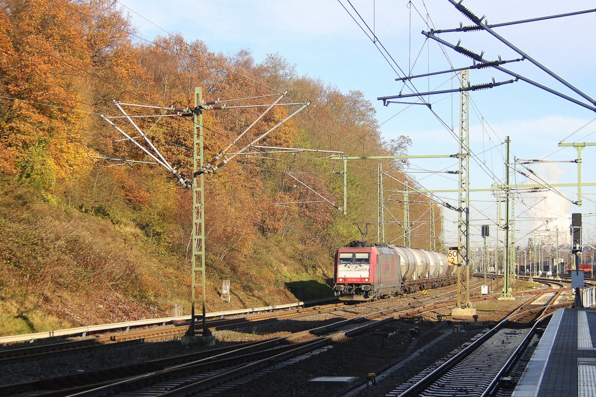 185 592-3 von Crossrail kommt mit einem langen Silozug aus Augsburg(D) nach Herentals(B aus Richtung Köln und fährt durch Stolberg-Hbf in Richtung Eilendorf,Aachen-Rothe Erde,Aachen-Hbf,Aachen-Schanz,Aachen-West.
Bei schönem Herbstwetter am Mittag vom 22.11.2014.