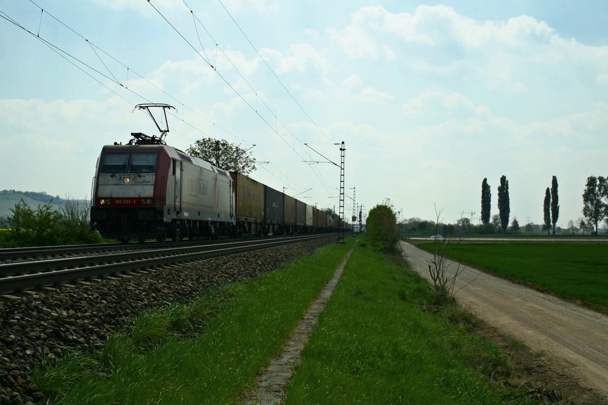 185 592-3 mit einem KLV-Zug aus der Schweiz gen Norden am Mittag des 13.04.14 s�dlich von H�gelheim.