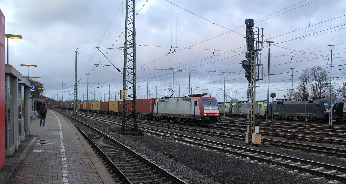 185 593-1 von Crossrail fährt mit einem MSC-Containerzug aus Antwerpen-Krommenhoek(B) nach Germersheim(D) und fährt in Richtung Aachen-Schanz,Aachen-Hbf,Aachen-Rothe-Erde,Stolberg-Hbf(Rheinland)Eschweiler-Hbf,Langerwehe,Düren,Merzenich,Buir,Horrem,Kerpen-Köln-Ehrenfeld,Köln-West,Köln-Süd. 
Aufgenommen vom Bahnsteig von Aachen-West. 
Bei Sonne und Regenwolken am Nachmittag vom 21.12.2018.