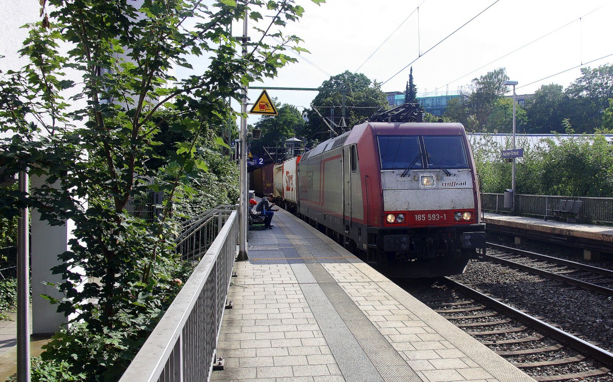 185 593-1 von Crossrail  kommt aus Richtung Köln,Aachen-Hbf und fährt durch Aachen-Schanz mit einem langen Containerzug aus Milano(I) nach Zeebrugge-Ramskapelle(B) und fährt in Richtung Aachen-West.
Bei Schönem Sonnenschein am Nachmittag vom 3.9.2015.