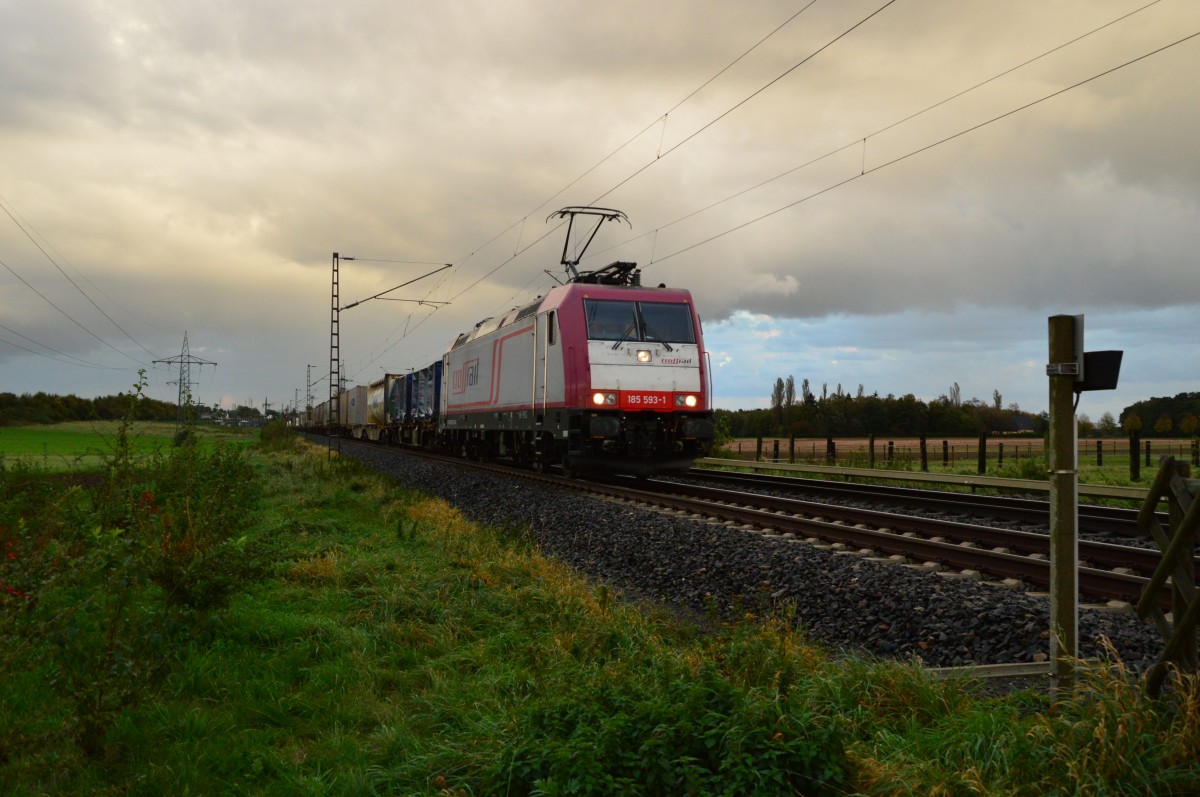 185 593-1 mit einem Containerzug gen Aachen fahrend am Abend des 11.10.2014