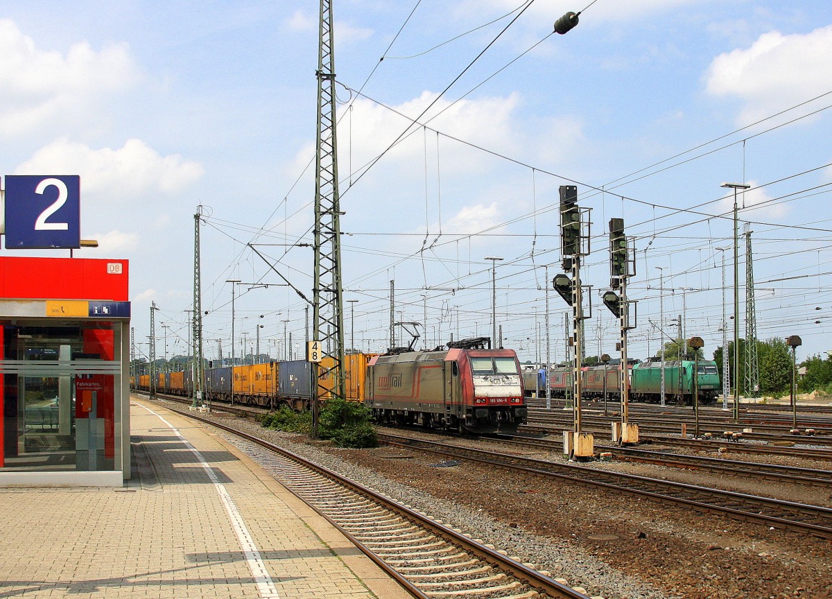 185 594-9 von Crossrail fährt einem langen P&O Ferrymasters Containerzug aus Zeebrugge(B) nach Gallarate(I)  bei der Ausfahrt von Aachen-West und fährt in Richtung Aachen-Schanz,Aachen-Hbf,Köln bei Sonne und Wolken am Mittag vom 4.8.2014. 