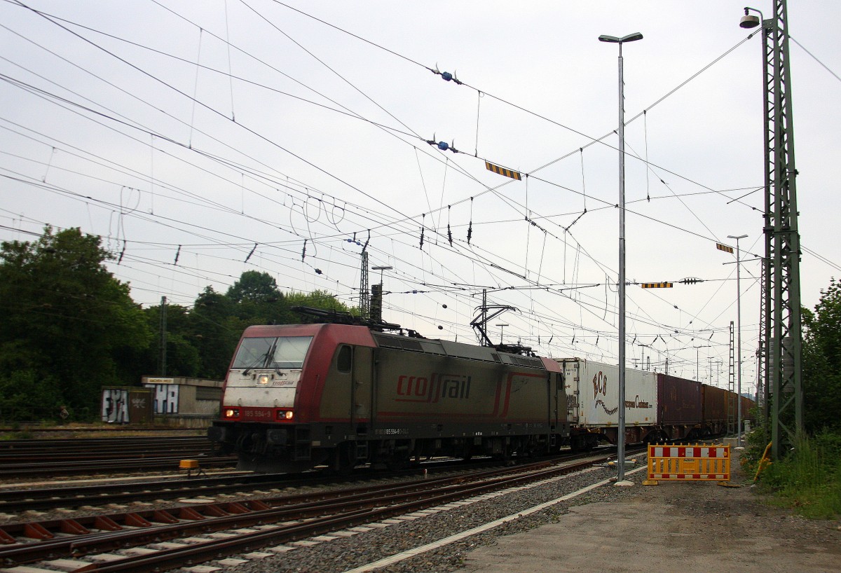 185 594-9 von Crossrail fährt mit einem langen Containerzug aus Zeebrugge-Ramskapelle(B) nach Segrate(I) bei der Ausfahrt aus Aachen-West und fährt in Richtung Aachen-Schanz,Aachen-Hbf,Köln bei Regenwolken am Abend vom 19.6.2014.
