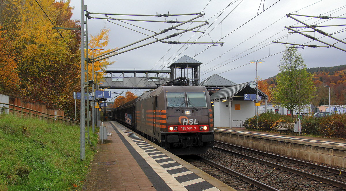 185 594-9 von HSL kommt mit einem Güterzug aus Neunkirchen(Saar)(D) nach  Bremerhaven(D)  und kommt aus Richtung Trier und fährt durch Salmtal in Richtung Koblenz. 
Aufgenommen vom Bahnsteig 1 in Salmtal. 
Bei Regenwolken am Nachmittag vom 11.11.2018. 