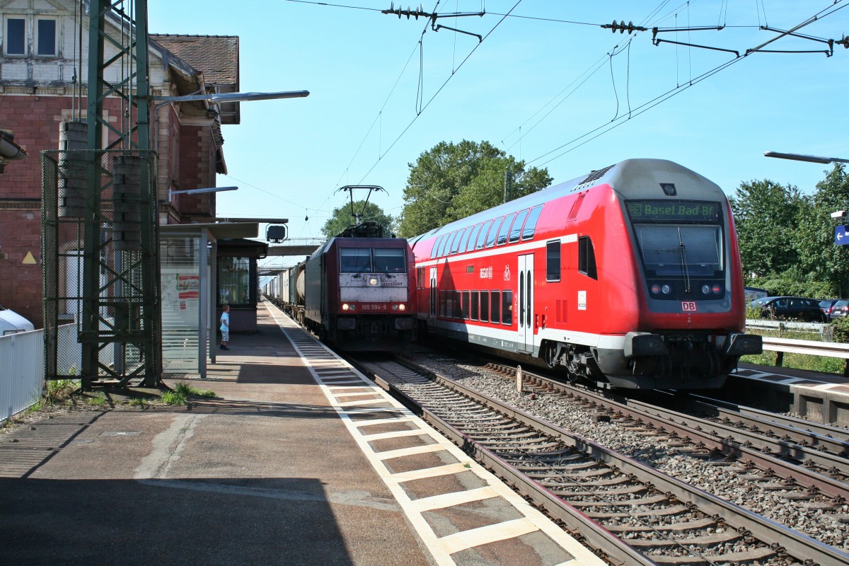 185 594-9 mit einem KLV-Zug gen Norden am Vormittag des 15.08.13 im Bahnhof Orschweier.
Der Zug wird gleich auf der berholgleis geleitet, welches fr eine Weichengeschwindigkeit von 40 km/h zugelassen ist. Da aber vermutlich die LZB-Bremskurve falsch eingestellt ist, fhrt der Zug bei der zu sehenden Position (Ca. 150 Meter vor der Weiche) immer noch fast 60 km/h ohne zu bremsen. Der Lokfhrer leitete Dann neben mir eine Vollbremsung ein, um keine Entgleisung zu verursachen.
Dies ist wohl gemerkt nicht der erste Zug, der zu schnell in die Weiche gefahren ist.