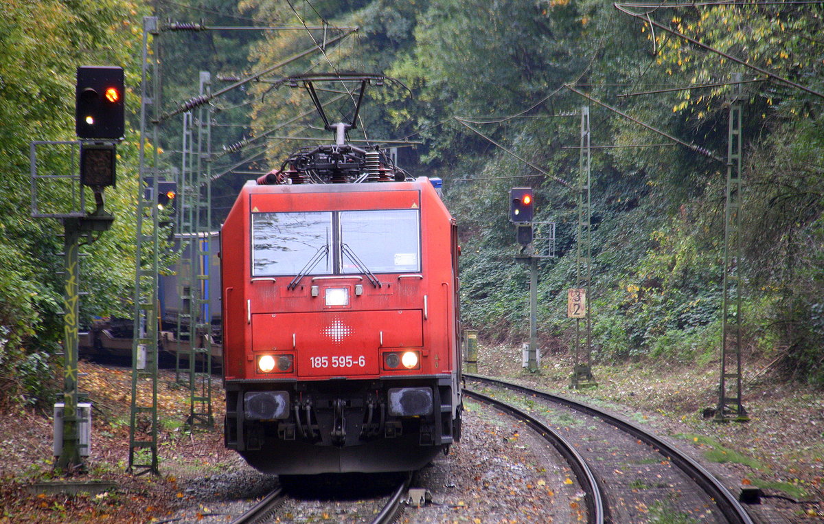 185 595-6  Ruth  von Crossrail  kommt aus Richtung Köln,Aachen-Hbf und fährt durch Aachen-Schanz mit einem LKW-Walter-Zug aus Novara(I) nach Genk-Goederen(B) und fährt in Richtung Aachen-West. 
Aufgenommen vom Bahnsteig von Aachen-Schanz. 
Bei Wolken am Mittag vom 28.10.2017.