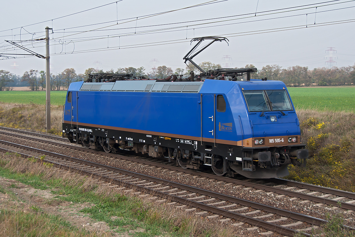 185 595 war am 18.10.2018 zwischen Gramatneusiedl und Himberg als Lokzug unterwegs.