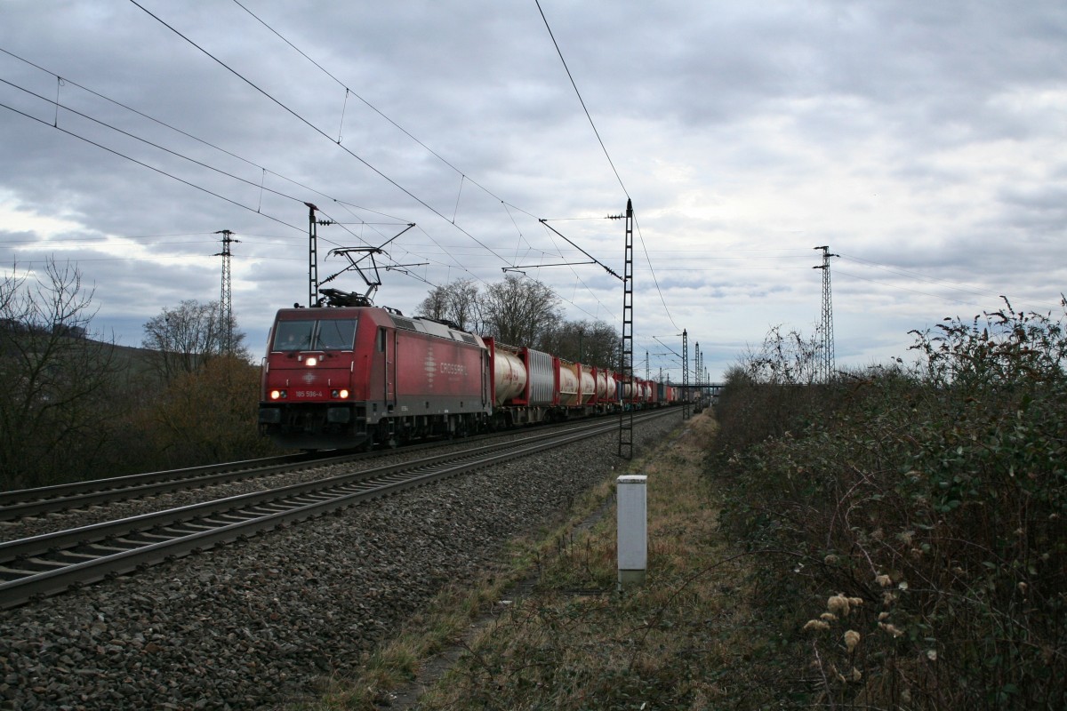 185 596-4 mit einem gemischten KLV-Zug gen Norden am Nachmittag des 14.02.14 sdlich von Mllheim (Baden).
Viele Gre an den Lokfhrer!