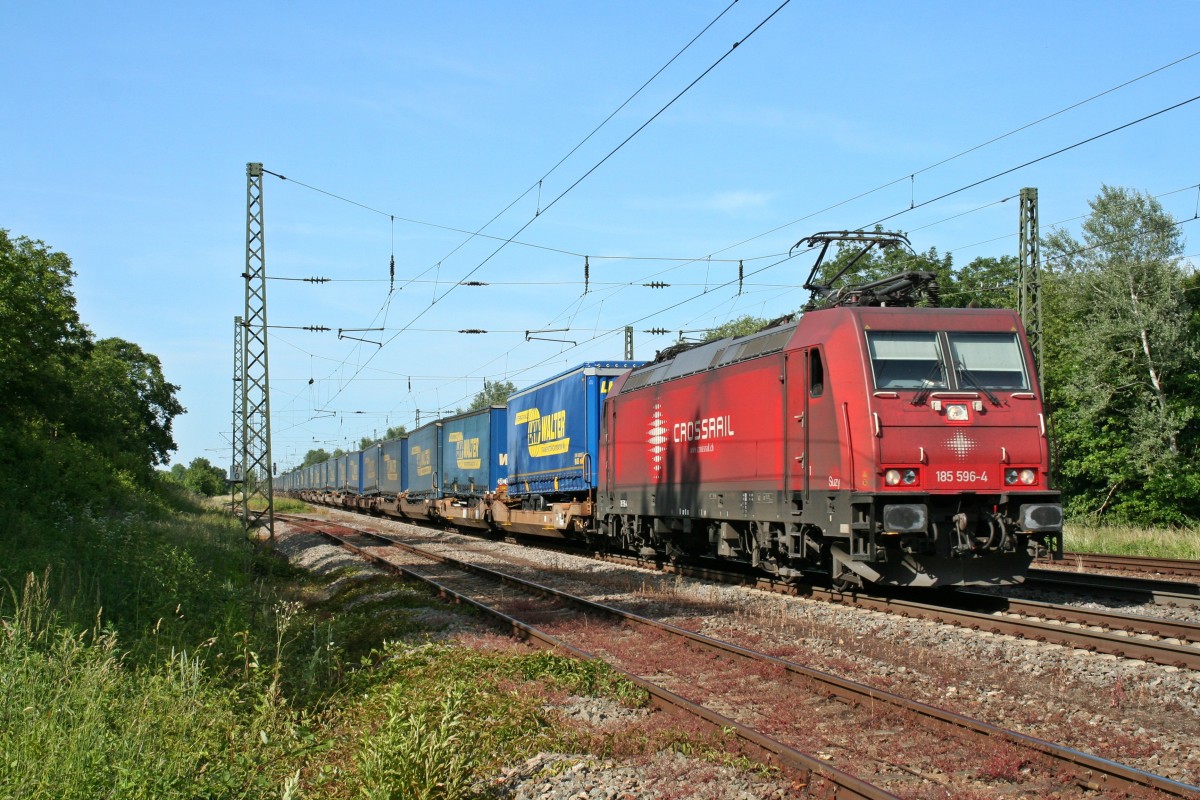 185 596-4 mit einem KLV-Zug in Richtung der Schweiz am Nachmittag des 06.06.14 in Orschweier.