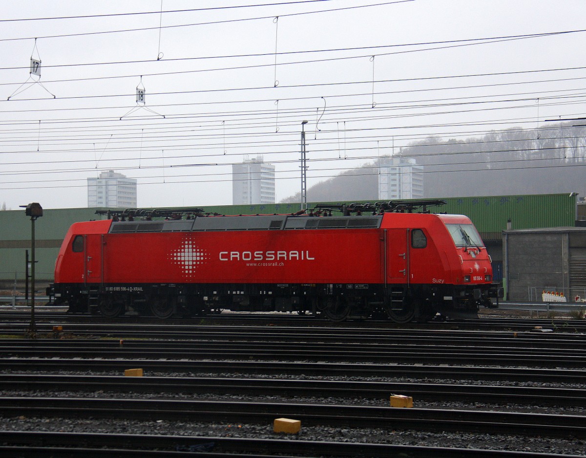 185 596-4  Suzy  von Crossrail steht auf dem abstellgleis in Aachen-West.
Aufgenommen vom Bahnsteig in Aachen-West. 
Bei Regenwetter am Kalten Nachmittag vom 11.12.2015.