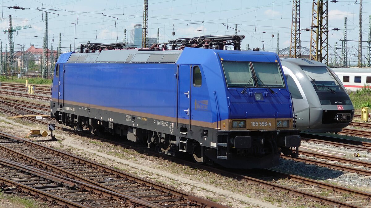 185 596 der Beacon Rail Leasing Limited im Vorfeld vom Hauptbahnhof Leipzig aus dem RE 6 Chemnitz-Leipzig, bei dem man bei den Reichsbahnwagen noch die Fenster öffnen kann, am 18.5.22 aufgenommen.