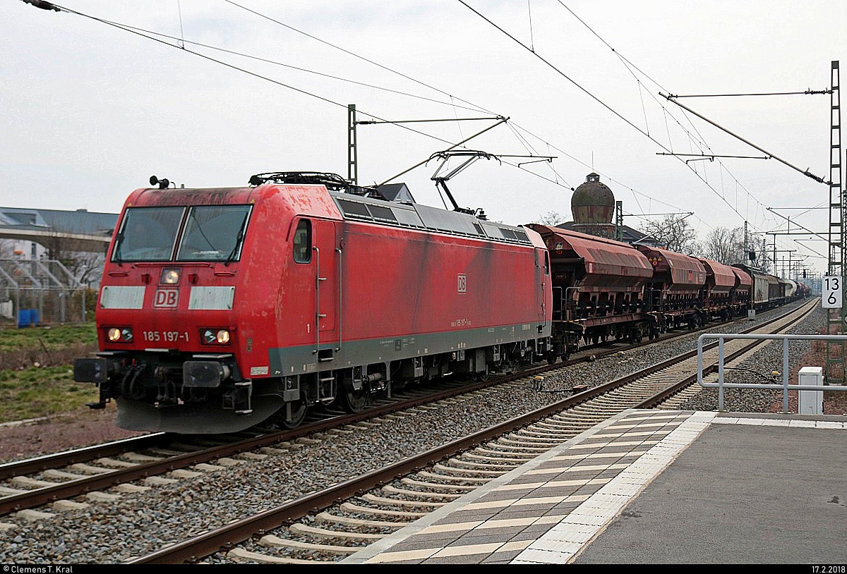185 597-1 DB als gemischter Gz durchfährt den Bahnhof Merseburg Richtung Halle (Saale). [17.2.2018 | 12:36 Uhr]